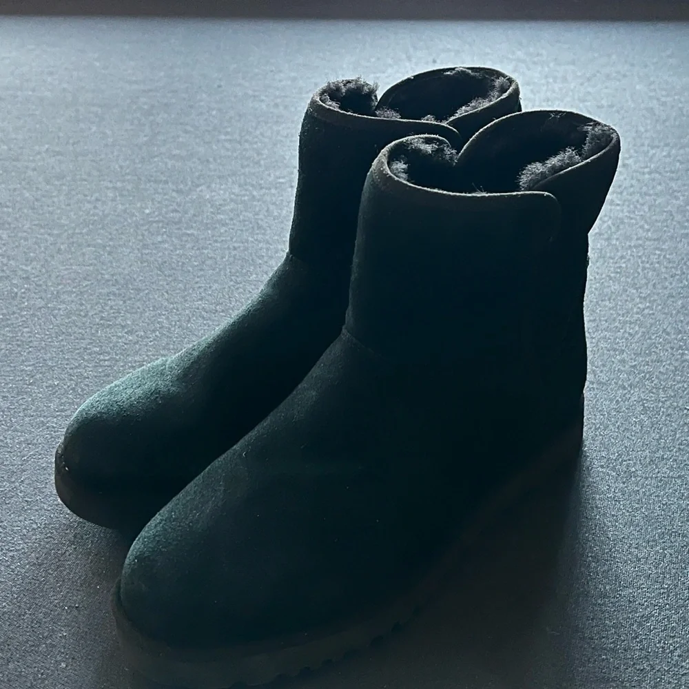 Ugg Cory II Genuine Shearling Lined Boot in black size 6